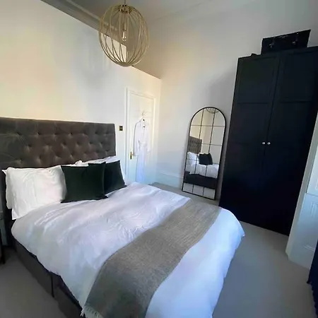 1 Bedroom Georgian Flat Clifton Village W/ Parking * Bristol