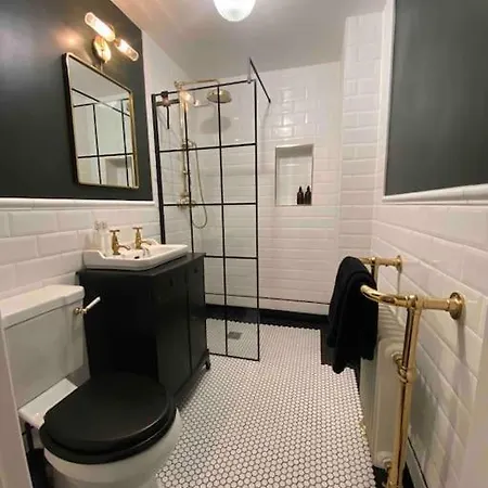1 Bedroom Georgian Flat Clifton Village W/ Parking Apartment Bristol