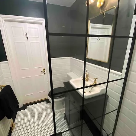 1 Bedroom Georgian Flat Clifton Village W/ Parking Bristol