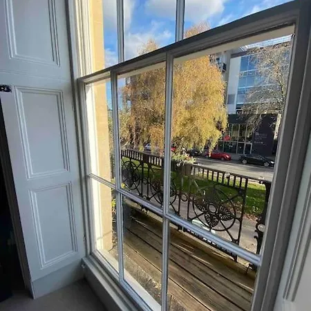1 Bedroom Georgian Flat Clifton Village W/ Parking